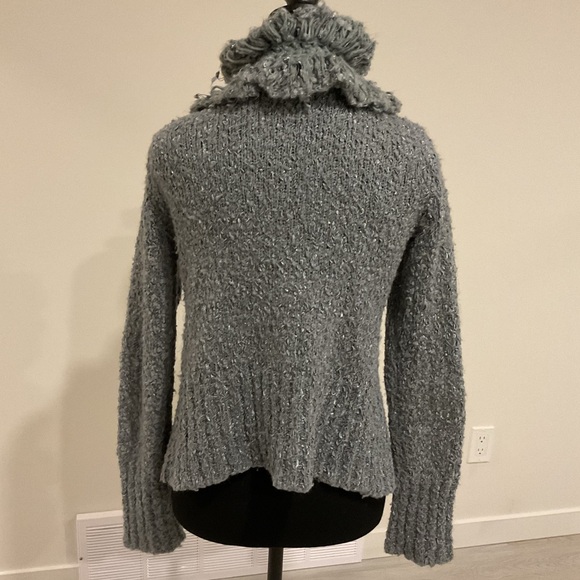 Super soft Gray with flex of white Boucle Open or close Sweater . - Picture 3 of 7